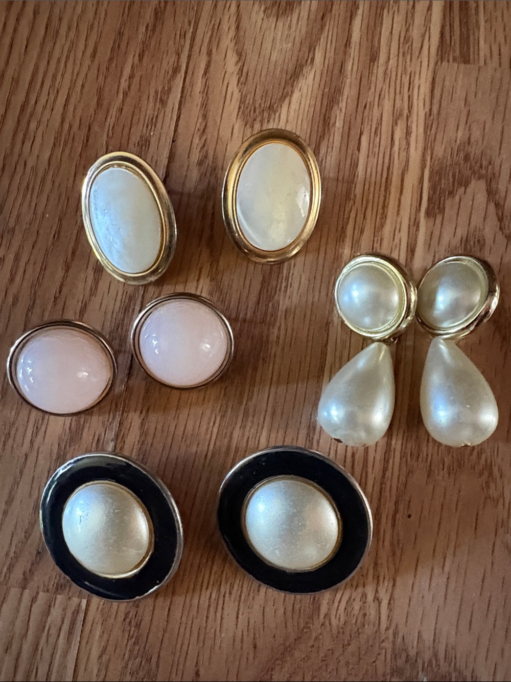 VINTAGE 60s FAUX PEARL GLASS STONE GOLD-TONE LOT OF 5 PAIRS OF POST EARRINGS.